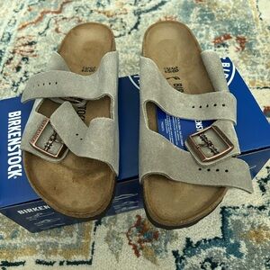 NWT 2 strap Arizona soft footbed sandal in the color taupe / Size 38/7 W